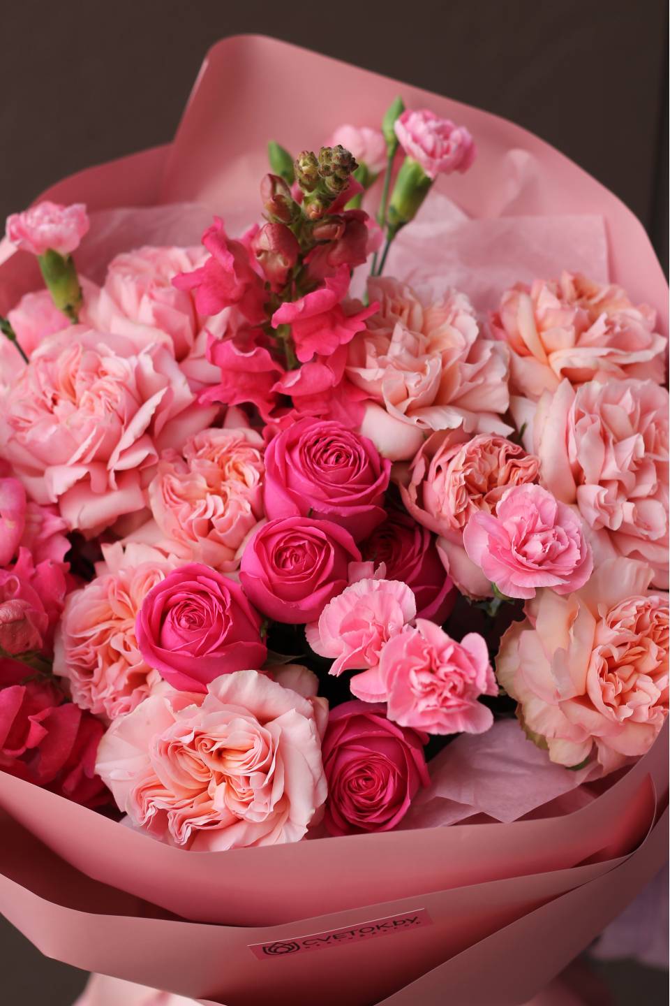 Букет Клубничный - с добавлением зелени