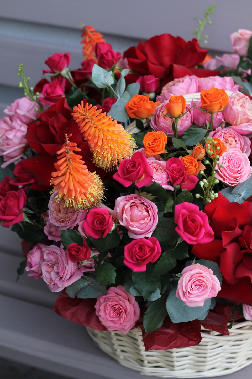 Цветочная корзина Красный Пейзаж - с добавлением зелени