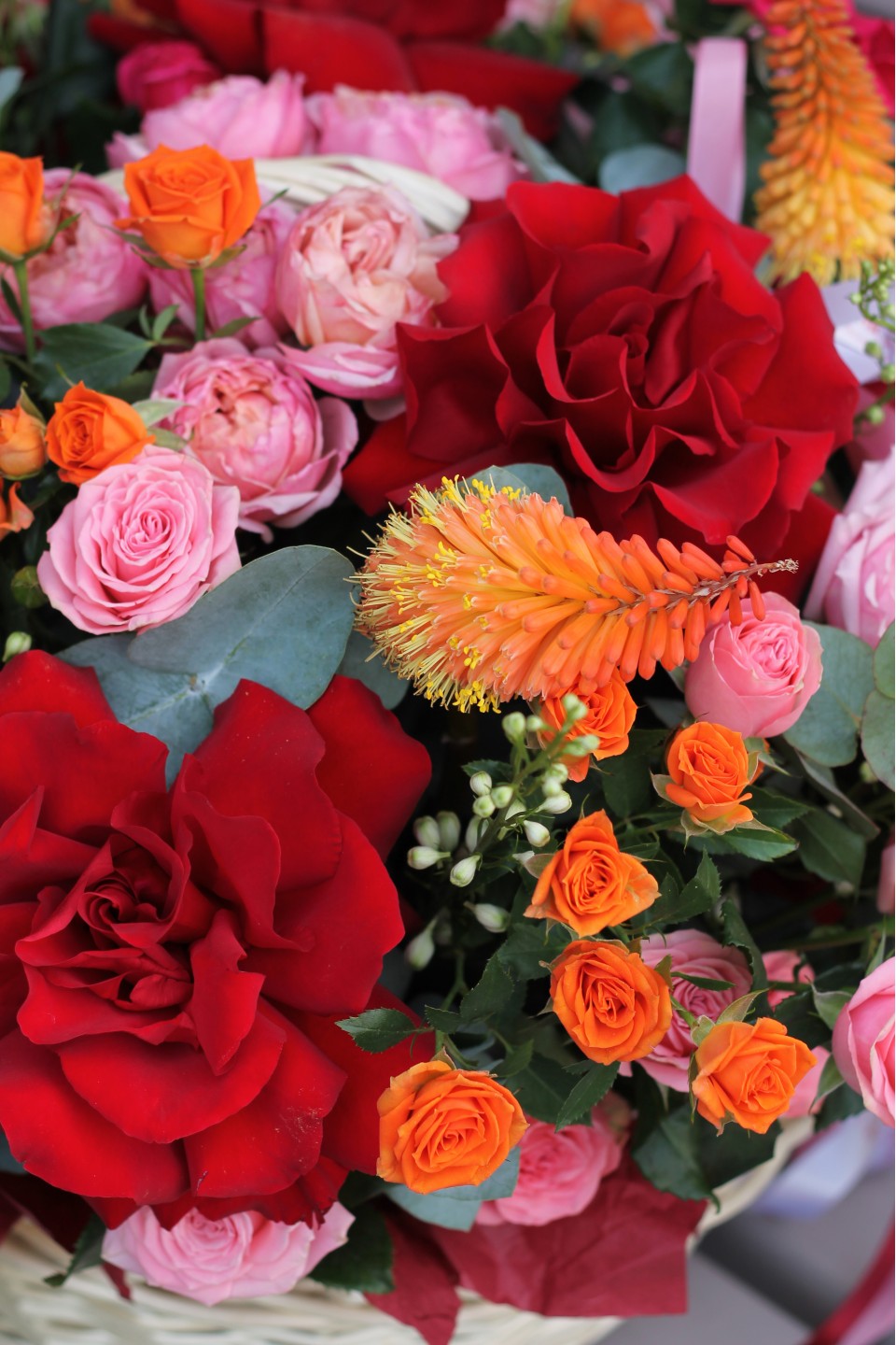 Цветочная корзина Красный Пейзаж - с доставкой по Минску