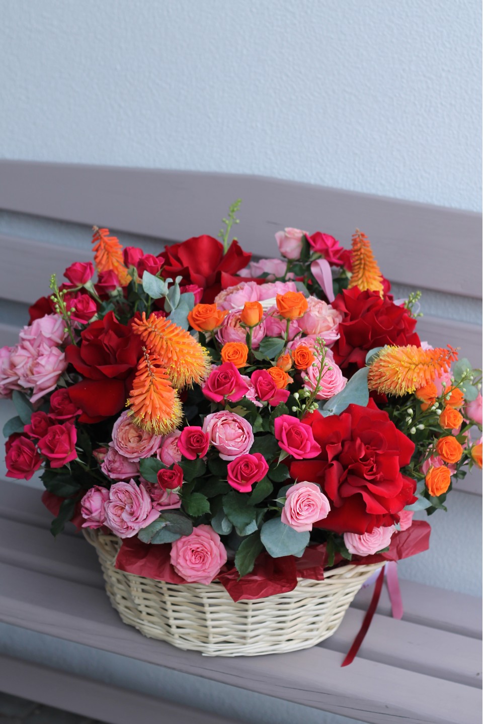 Цветочная корзина Красный Пейзаж - подарочное оформление