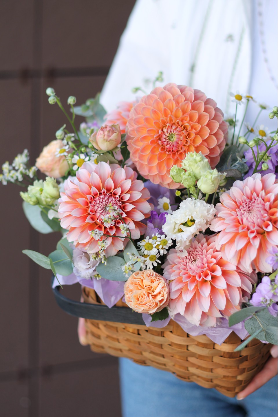 Корзина Танцующие цветы - с добавлением зелени