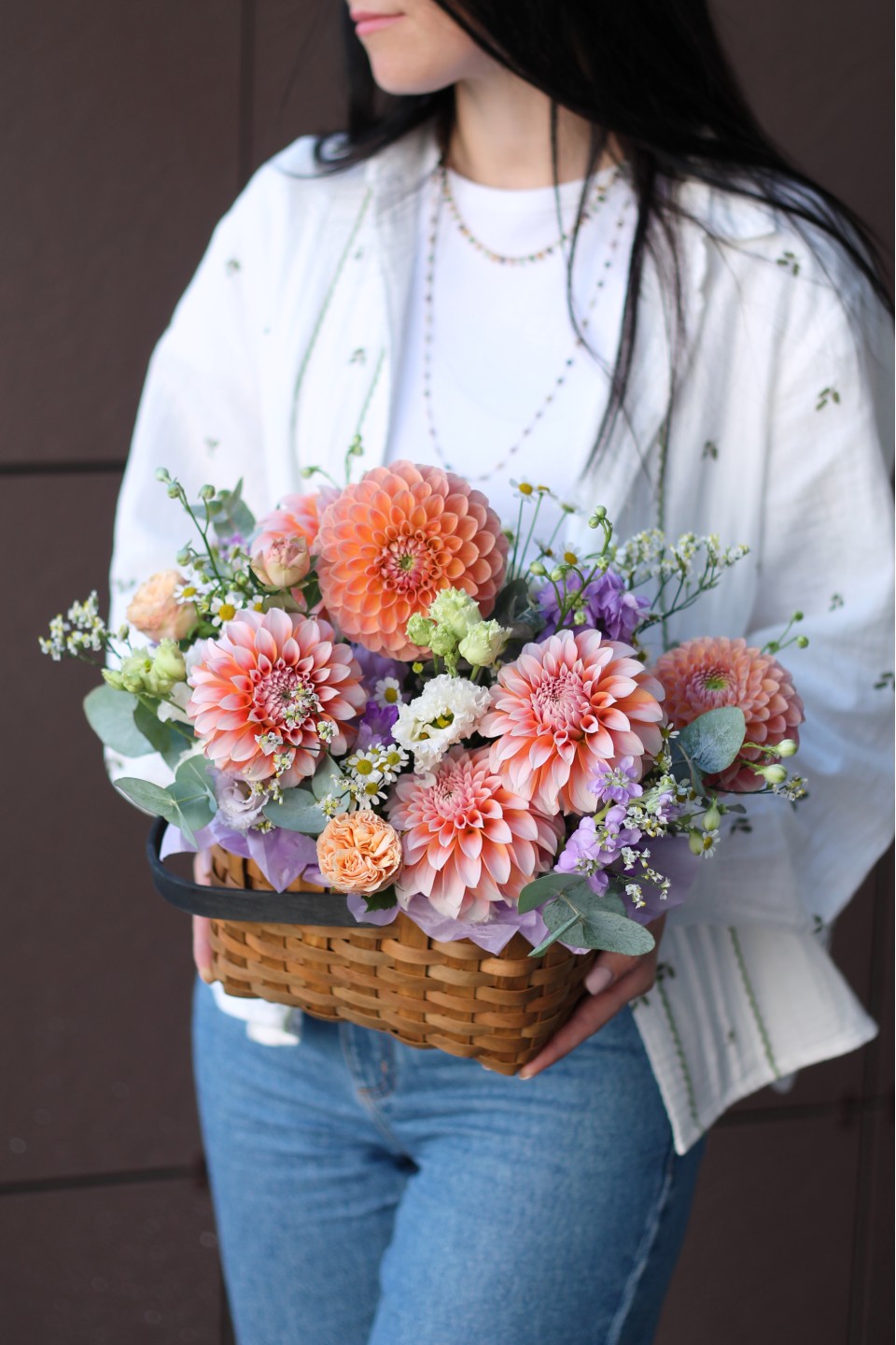 Корзина Танцующие цветы - подарочное оформление