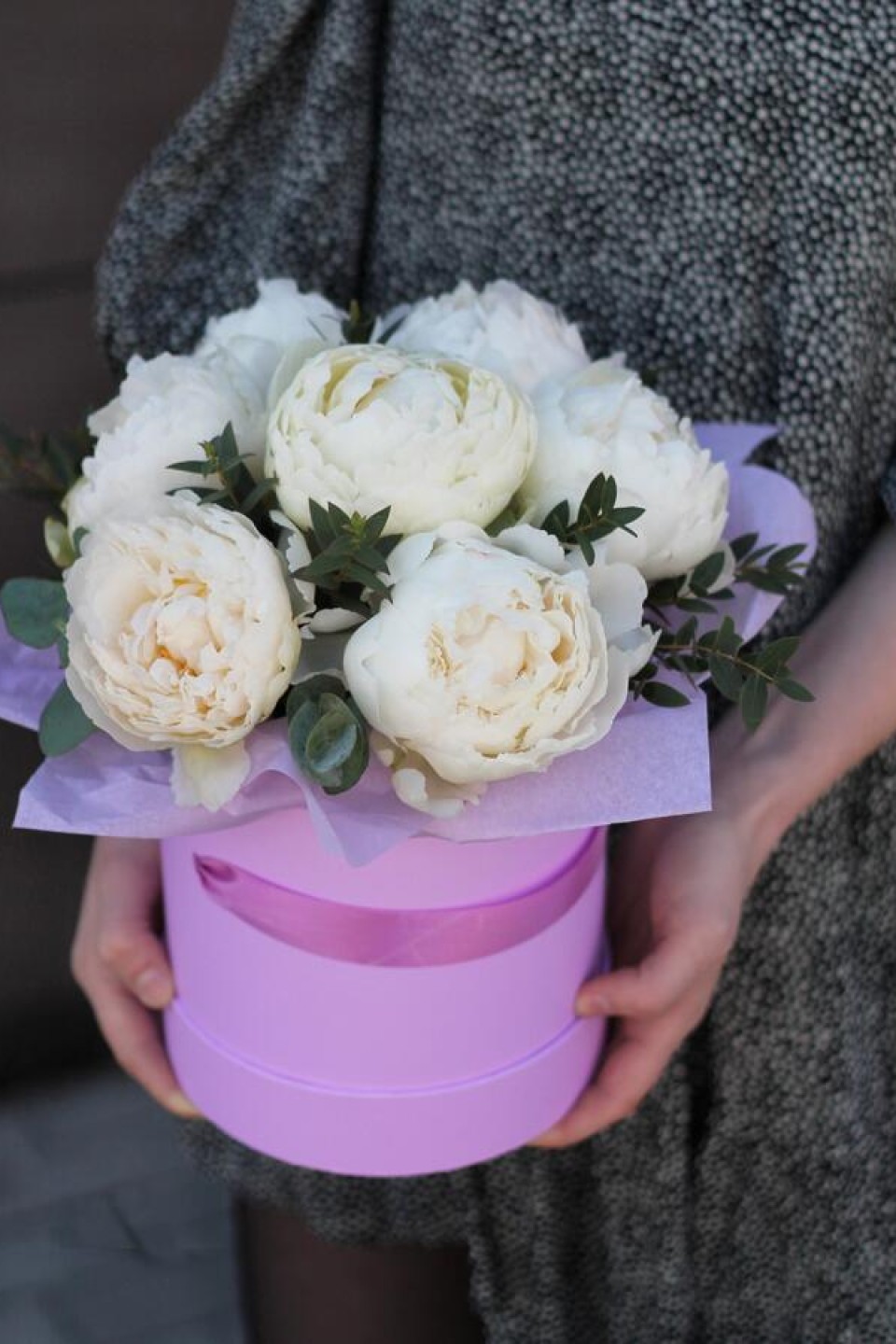 Цветы в шляпной коробке  Белоснежный Пион