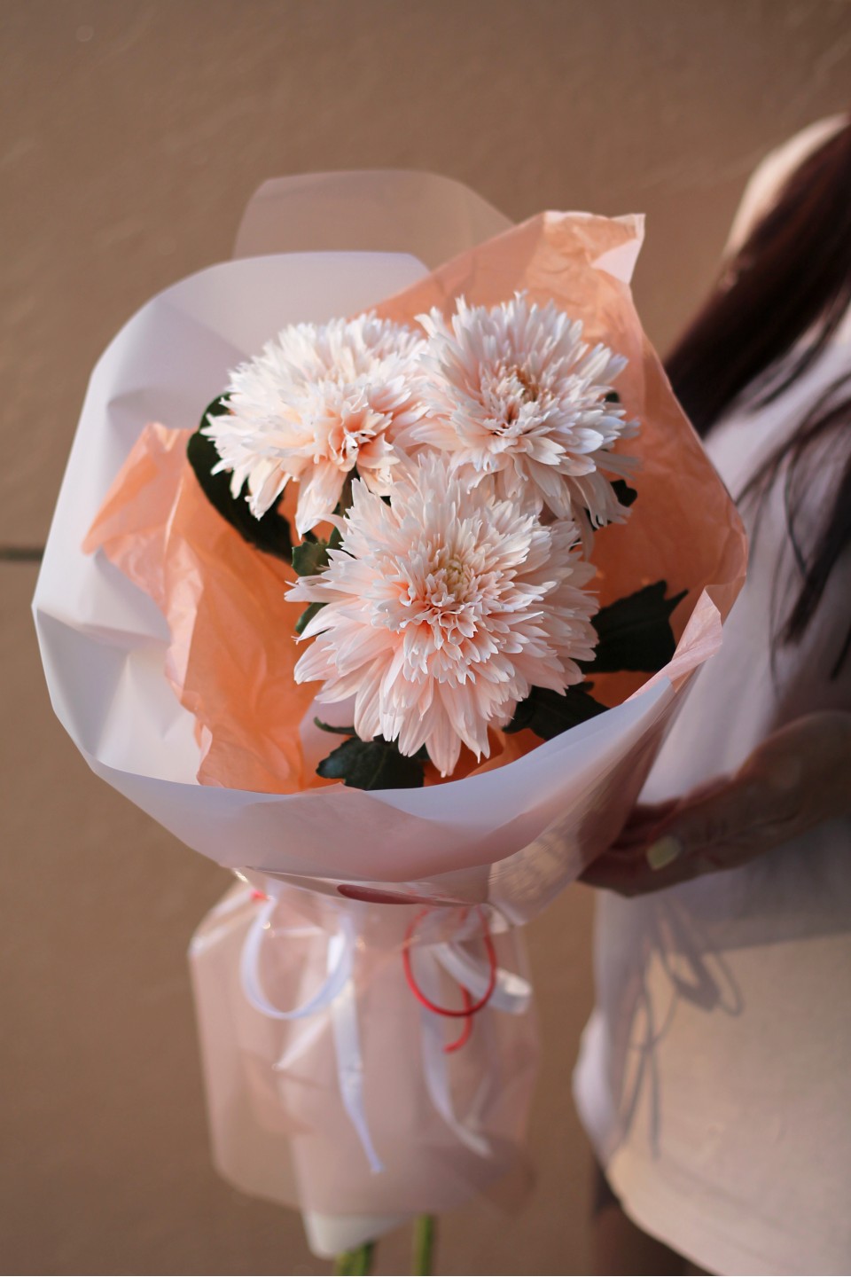 Букет из хризантем Танец Фламинго - с добавлением зелени