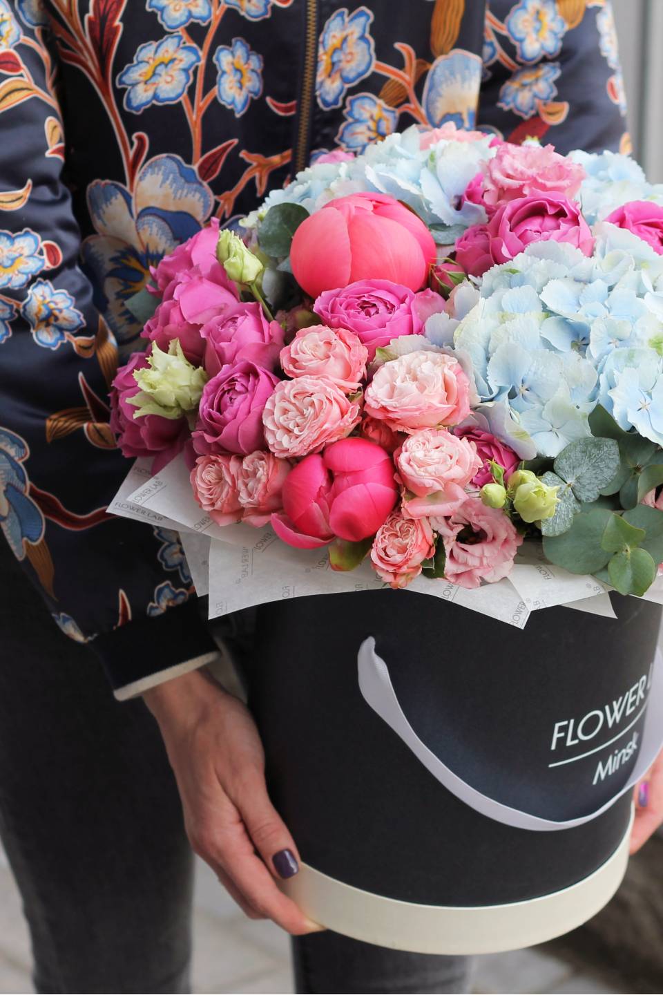 Цветы в коробке Артемида - с доставкой по Минску