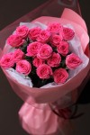 Букет из розовых кустовых роз "Неоновый"