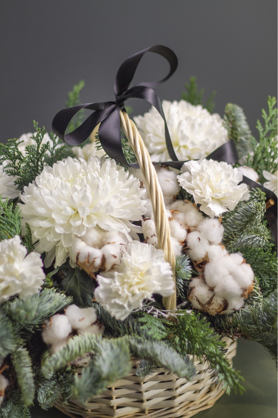 Корзина траурная из живых цветов Упокой Душу - быстрая доставка в Минске