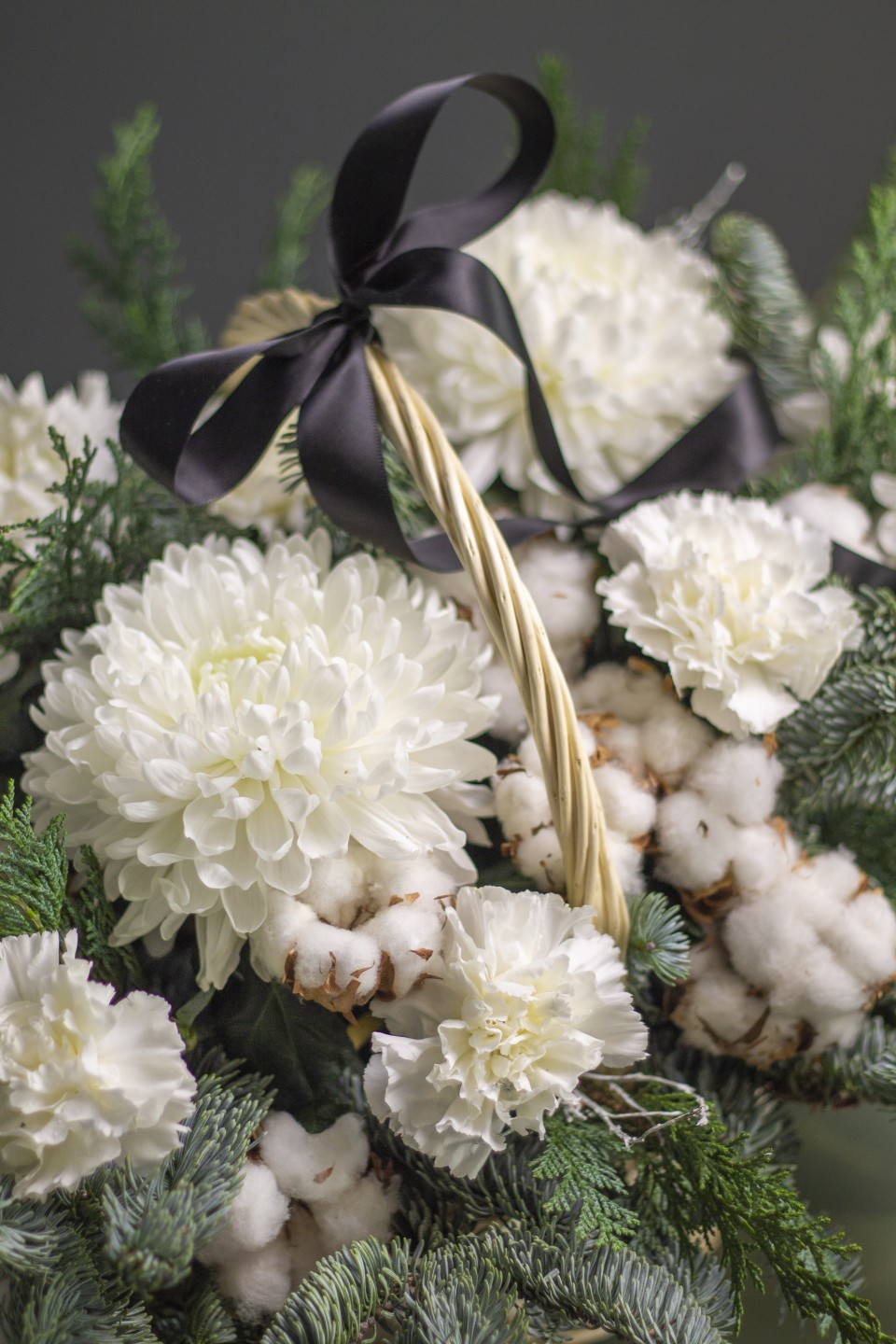 Корзина траурная из живых цветов Упокой Душу - с доставкой по Минску