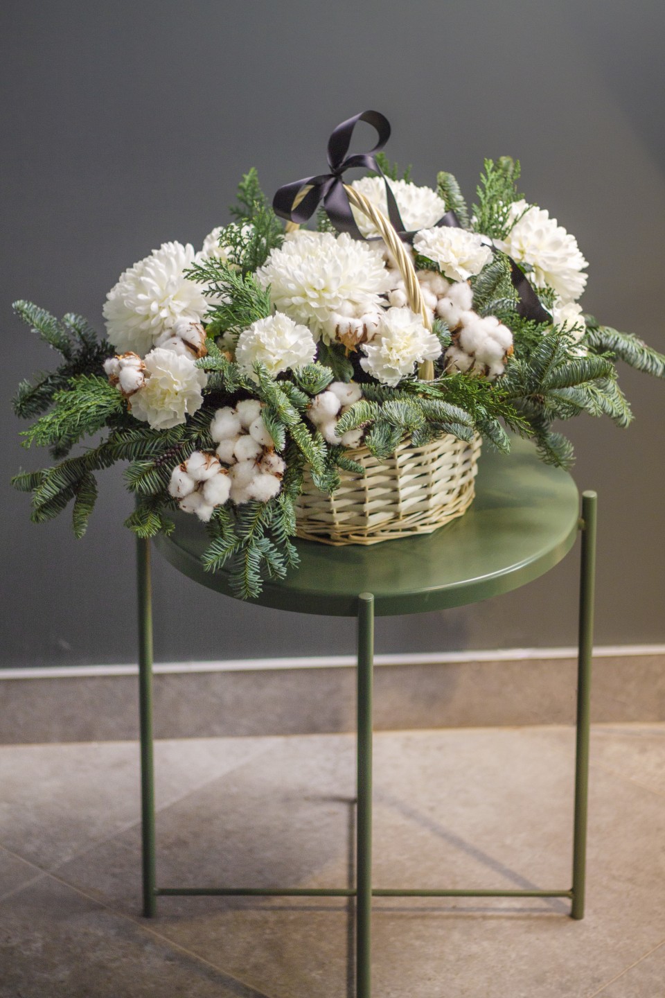 Корзина траурная из живых цветов Упокой Душу - подарочное оформление