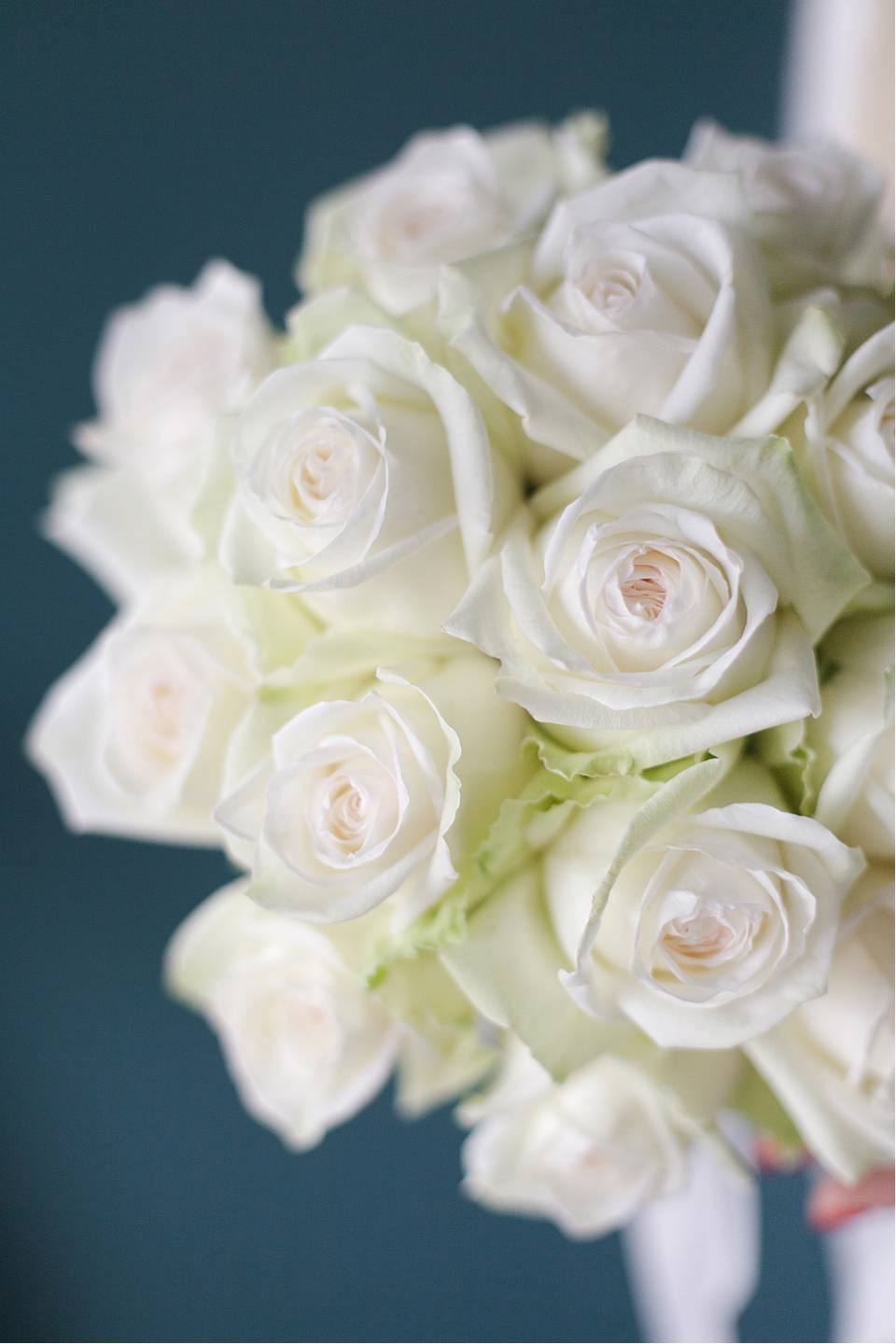 Букет невесты из роз Белоснежное кружево - с добавлением зелени