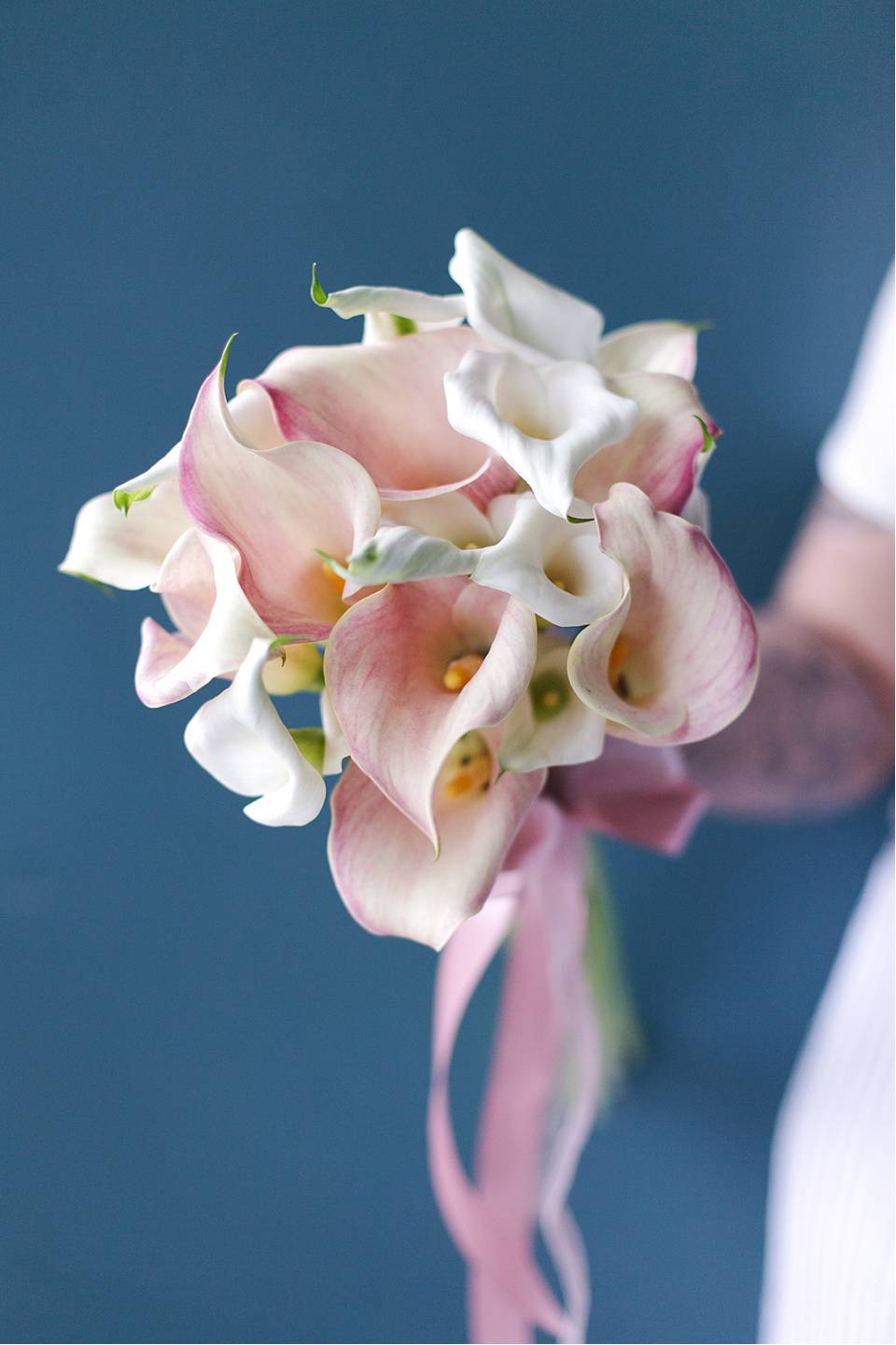 Букет невесты из калл Нежный перламутр - подарочное оформление