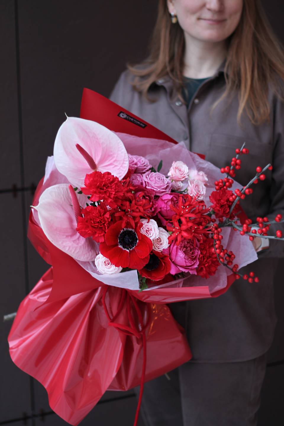 Букет с анемонами Страсть - с добавлением зелени