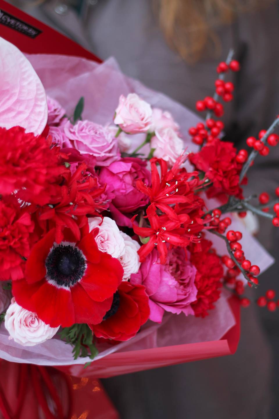 Букет с анемонами Страсть - подарочное оформление