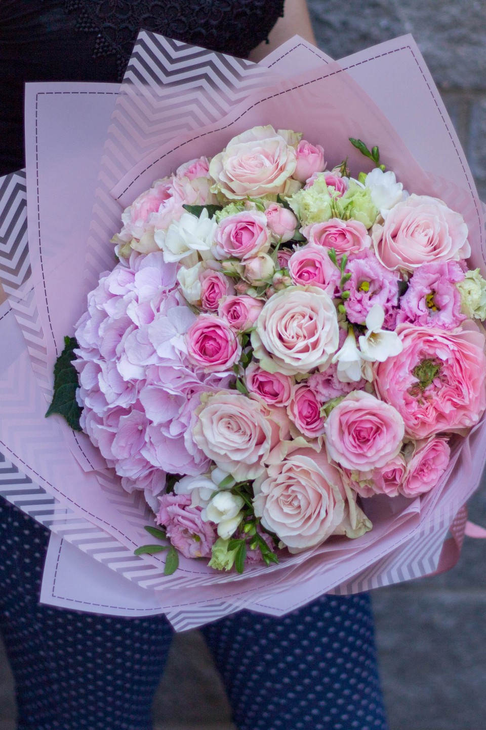 Букет с белой фрезией Розовая пудра