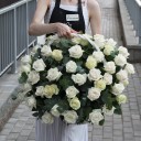 Корзина траурная Белые розы - с добавлением зелени - миниатюра 