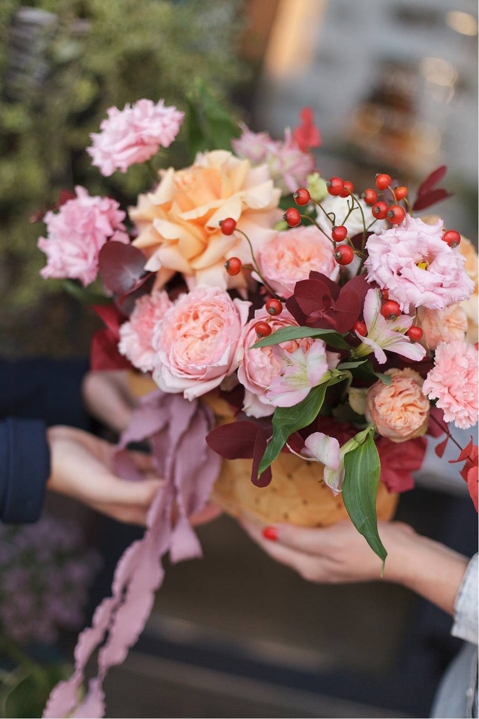 Корзина цветов С любовью - подарочное оформление