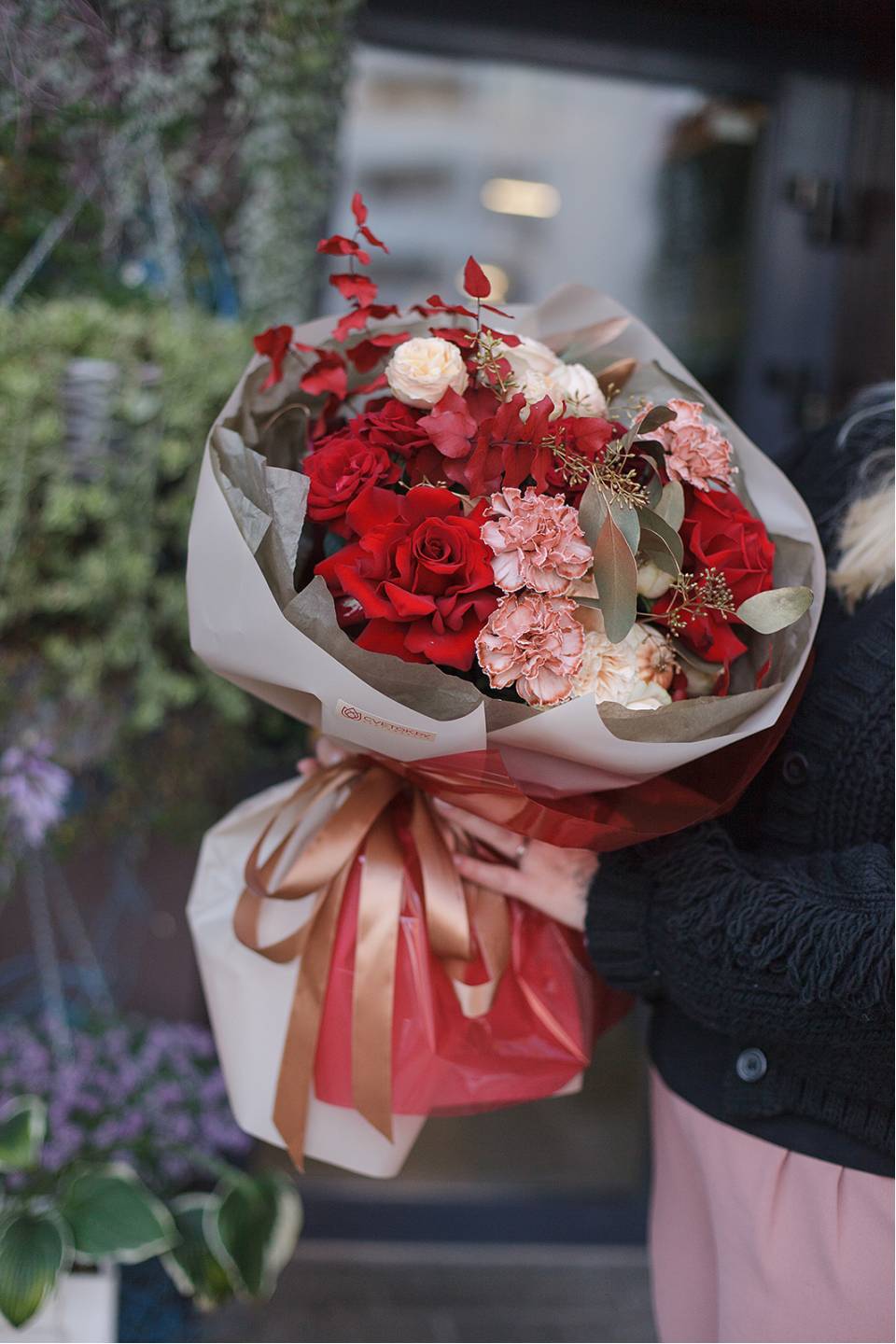 Букет Радость объятий - с добавлением зелени