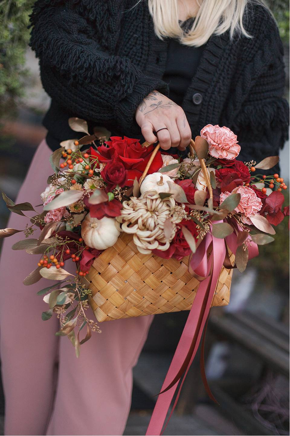 Корзина цветов Удовольствие - для женщины/молодой пары