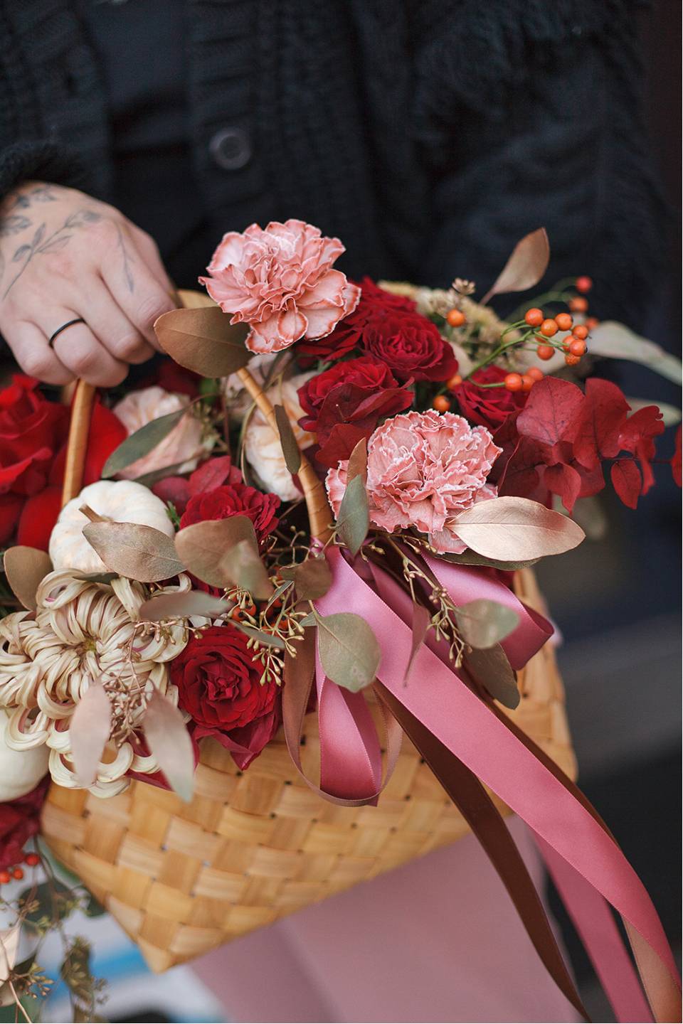 Корзина цветов Удовольствие - подарочное оформление