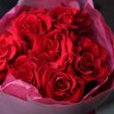 Букет из красных французских роз Виктори - с добавлением зелени - миниатюра 