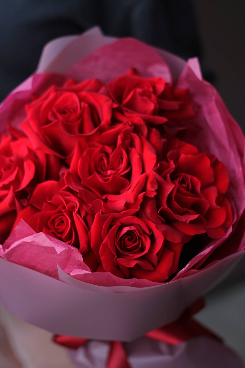 Букет из красных французских роз Виктори - с добавлением зелени