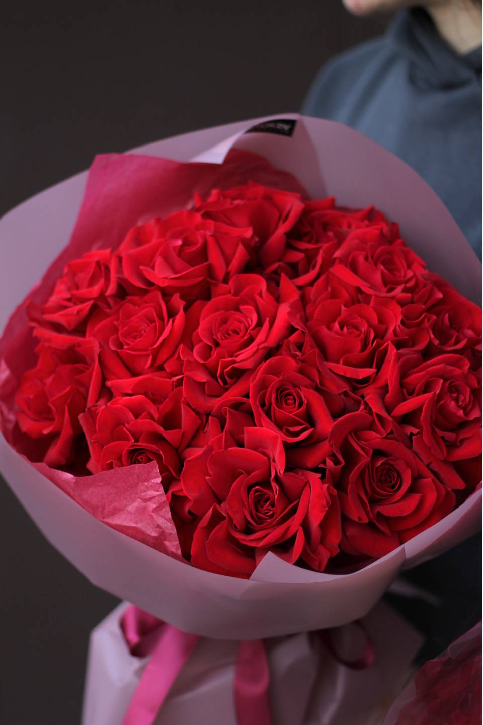 Букет из красных французских роз Виктори - с доставкой по Минску