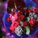 Букет Ночной поцелуй - с добавлением зелени - миниатюра 