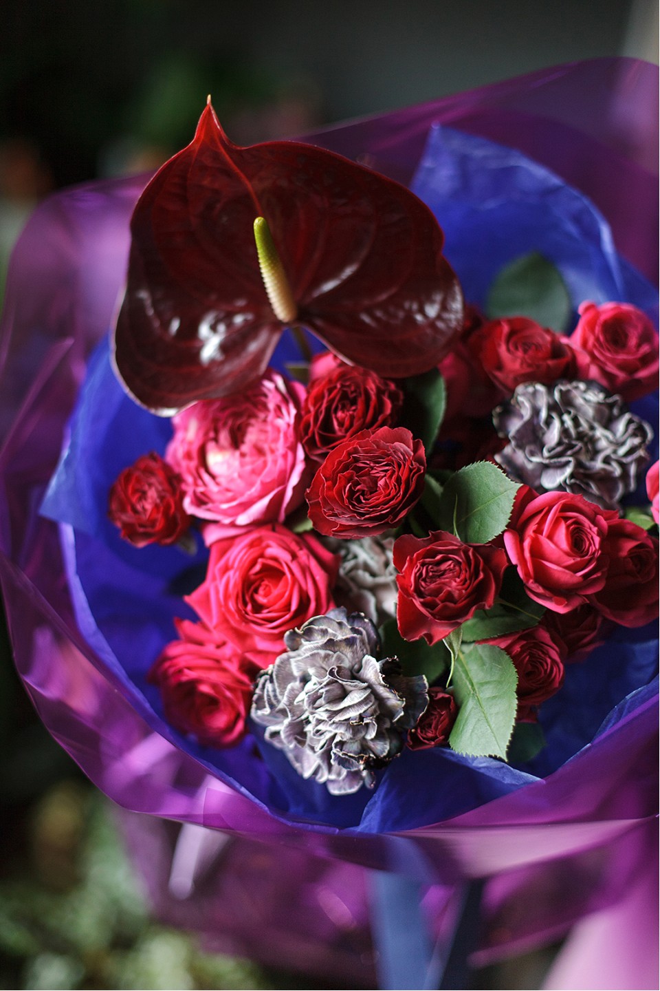 Букет Ночной поцелуй - с добавлением зелени