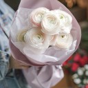 Монобукет из ранункулюсов Шелест лепестков - миниатюра