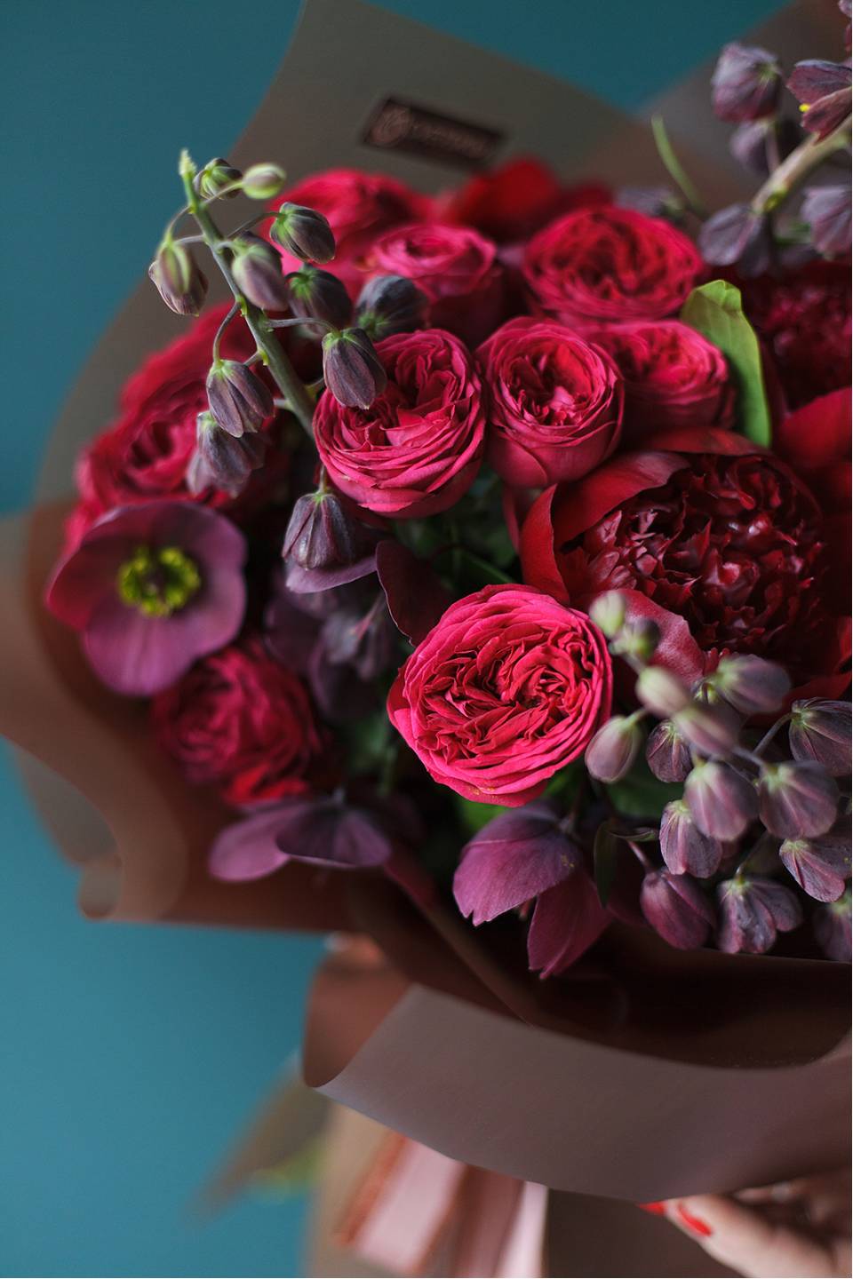 Букет Дама в красном платье - с добавлением зелени