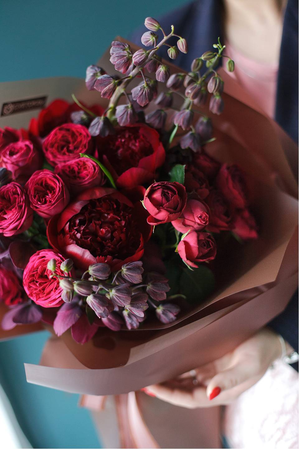 Букет Дама в красном платье - подарочное оформление