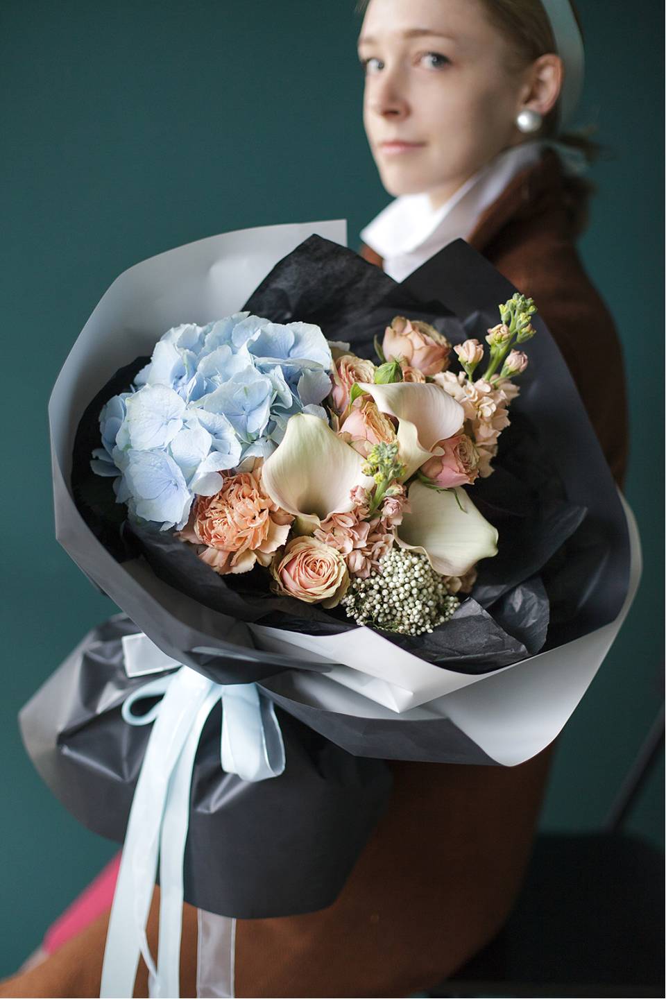 Букет Дама с жемчужной сережкой - подарочное оформление