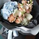 Букет Дама с жемчужной сережкой - с добавлением зелени - миниатюра 