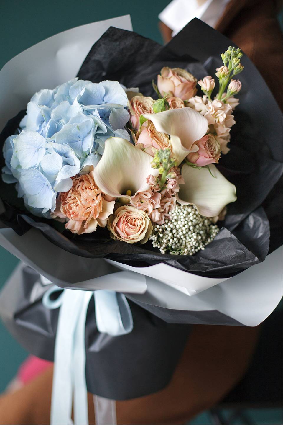 Букет Дама с жемчужной сережкой - с добавлением зелени