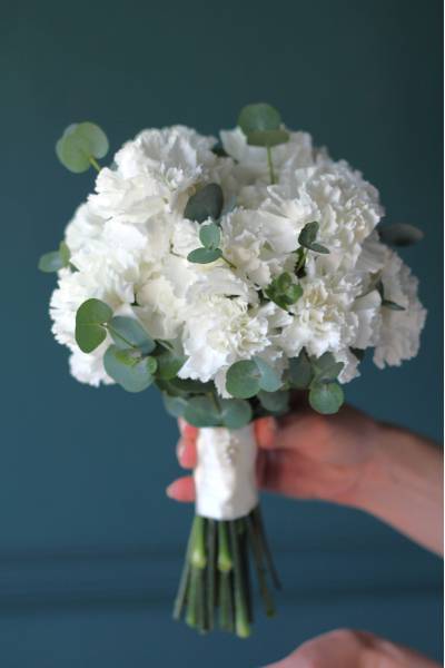 Букет невесты из гвоздик "Чистота"