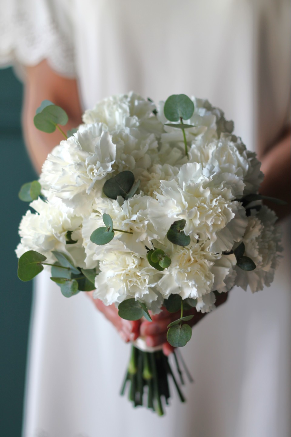 Букет невесты из гвоздик Чистота - с добавлением зелени