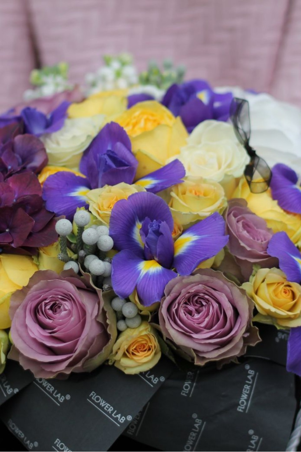 Цветы в коробке Ирис