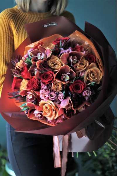 Букет из роз и орхидеи "Клубника в шоколаде"