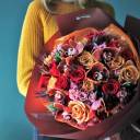 Букет из роз и орхидеи Клубника в шоколаде - с добавлением зелени - миниатюра 