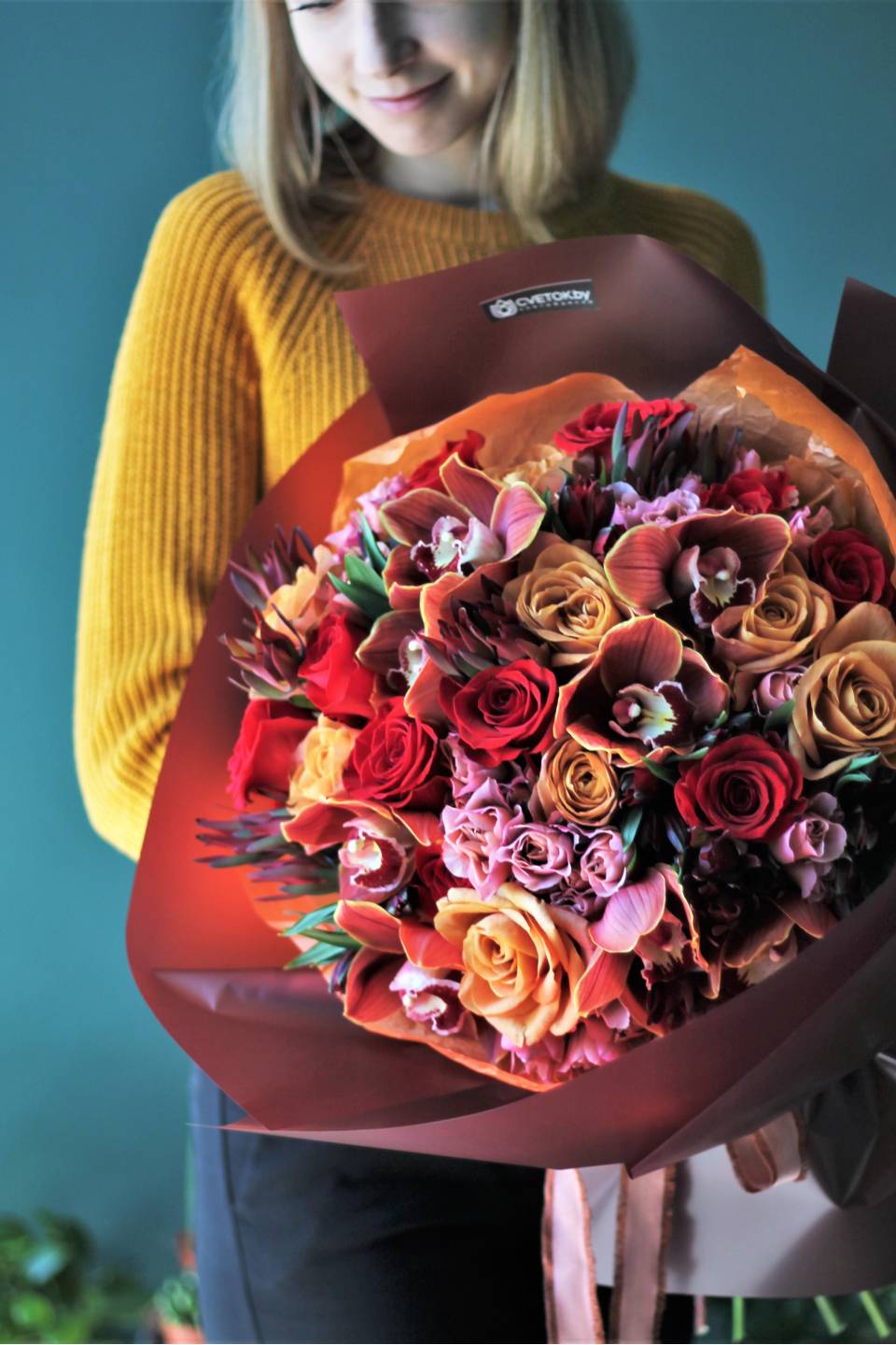 Букет из роз и орхидеи Клубника в шоколаде - с добавлением зелени