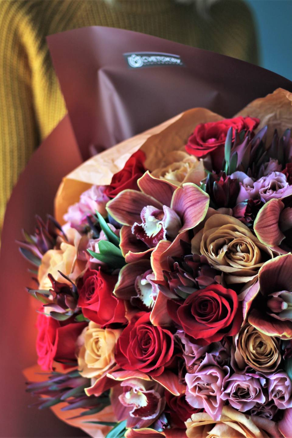 Букет из роз и орхидеи Клубника в шоколаде - с доставкой по Минску