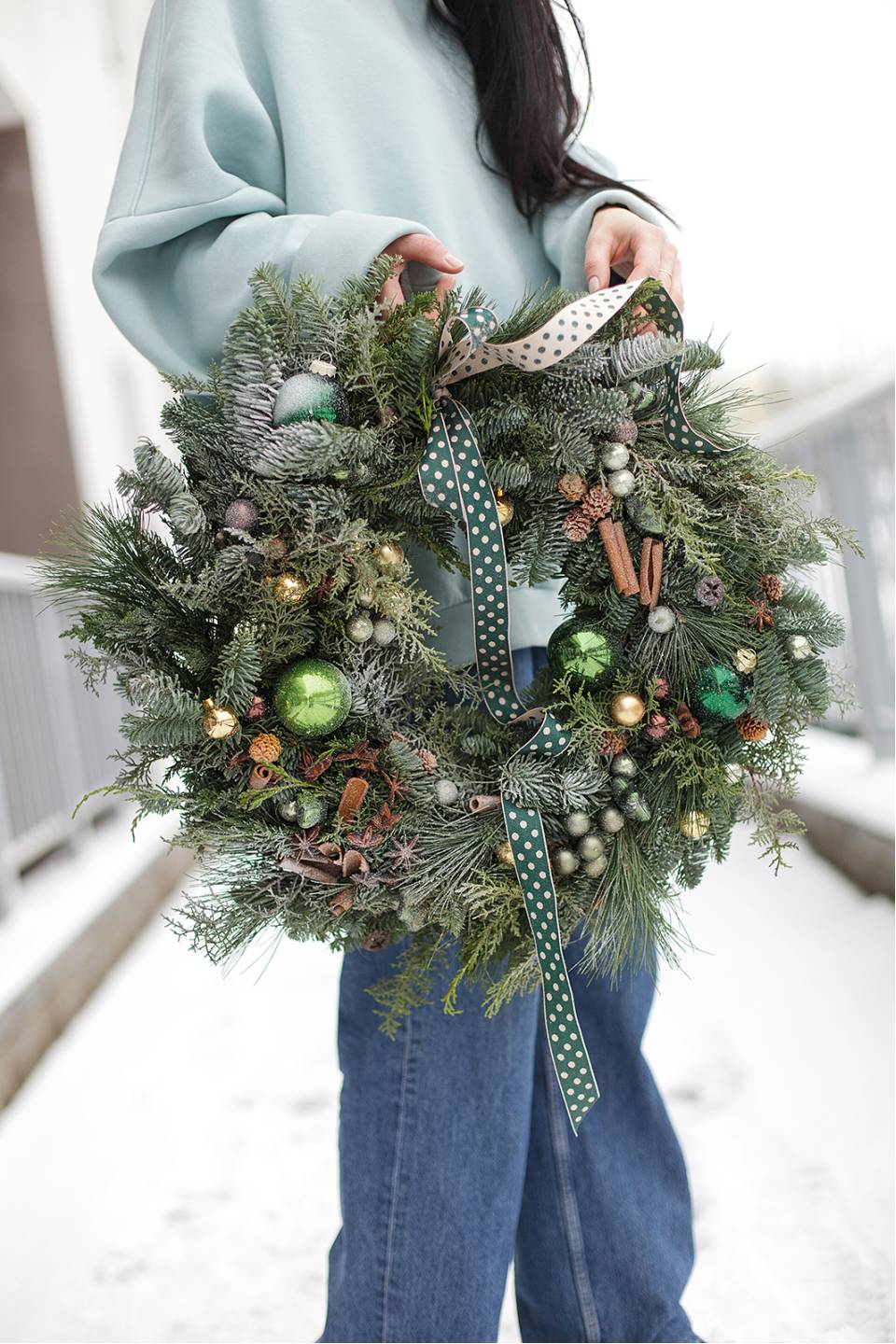 Венок новогодний Изумруд - подарочное оформление