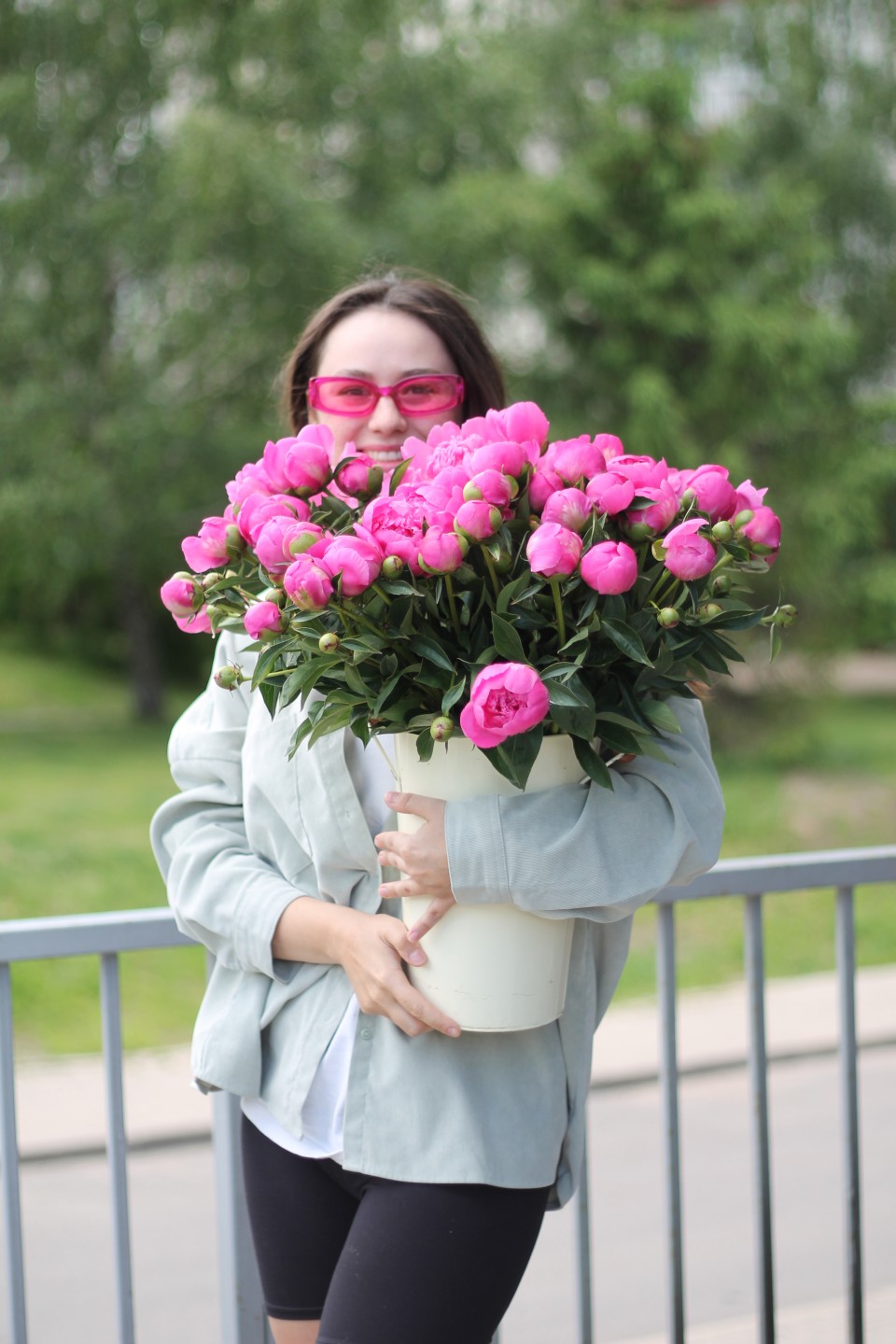 Пион розовый садовый - с добавлением зелени