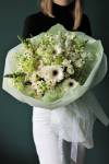 Букет с белой герберой и фрезией "Лаймовый дюшес"