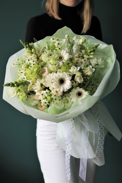 Букет с белой герберой и фрезией "Лаймовый дюшес"
