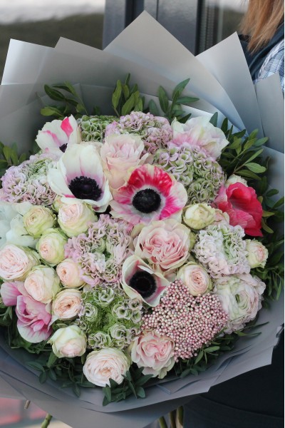 Букет с анемонами "Серебристый дождь"