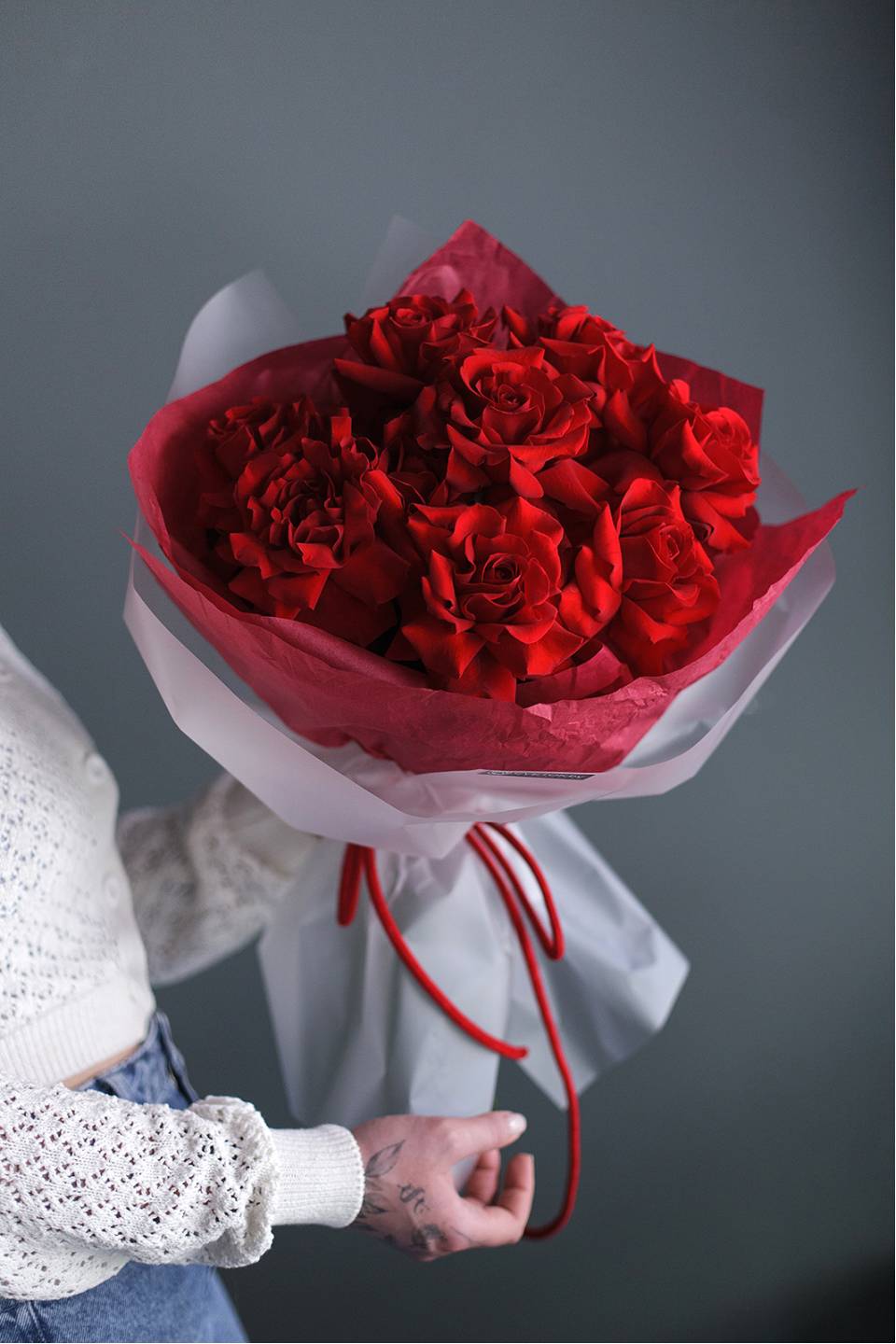 Букет из красных французских роз Виктори - для женщины/молодой пары
