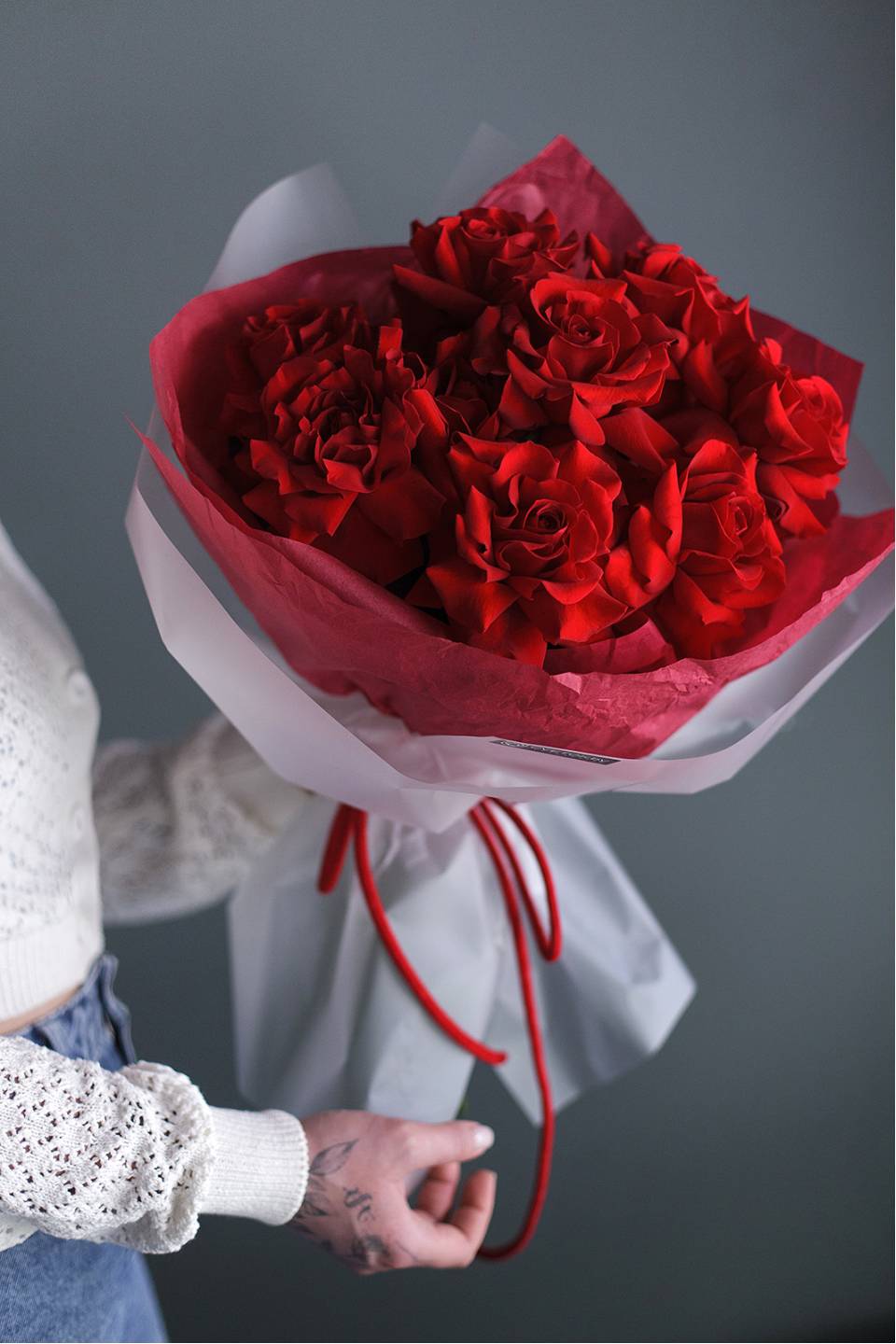 Букет из красных французских роз Виктори - быстрая доставка в Минске