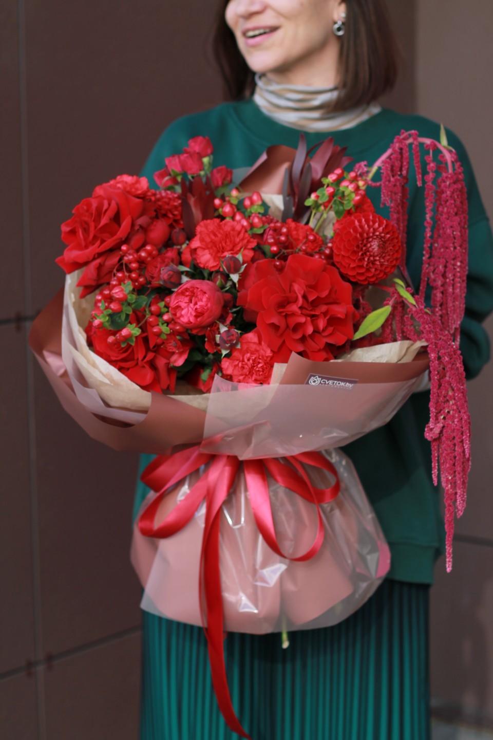 Букет Жгучий красный - с добавлением зелени