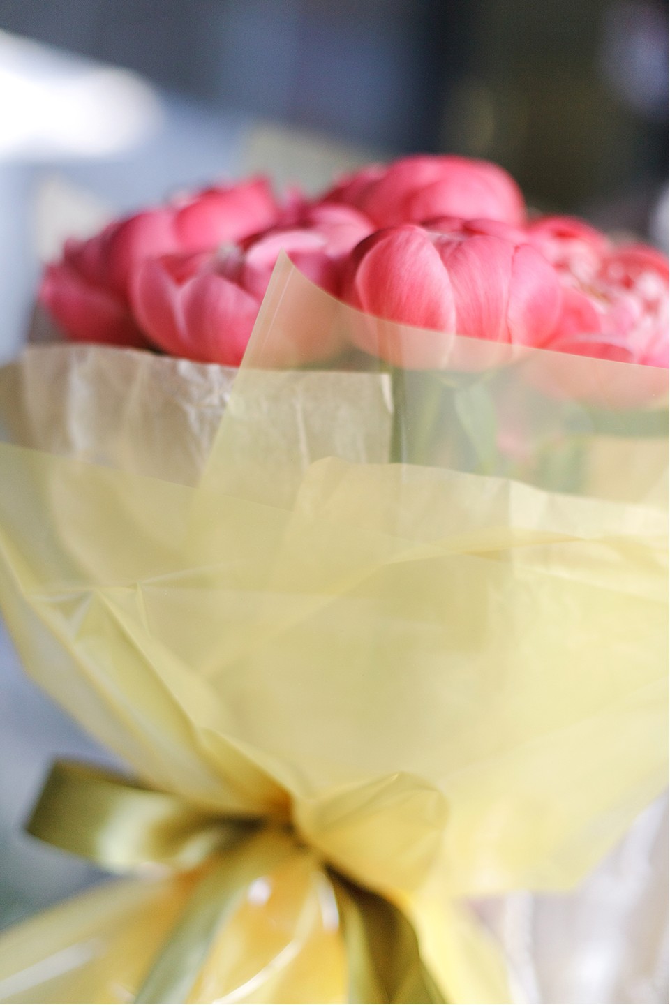 Букет пионов Корал - с добавлением зелени